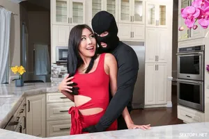 Cô em xinh đẹp mới lớn bị chị gái đồng tính cưỡng dâm