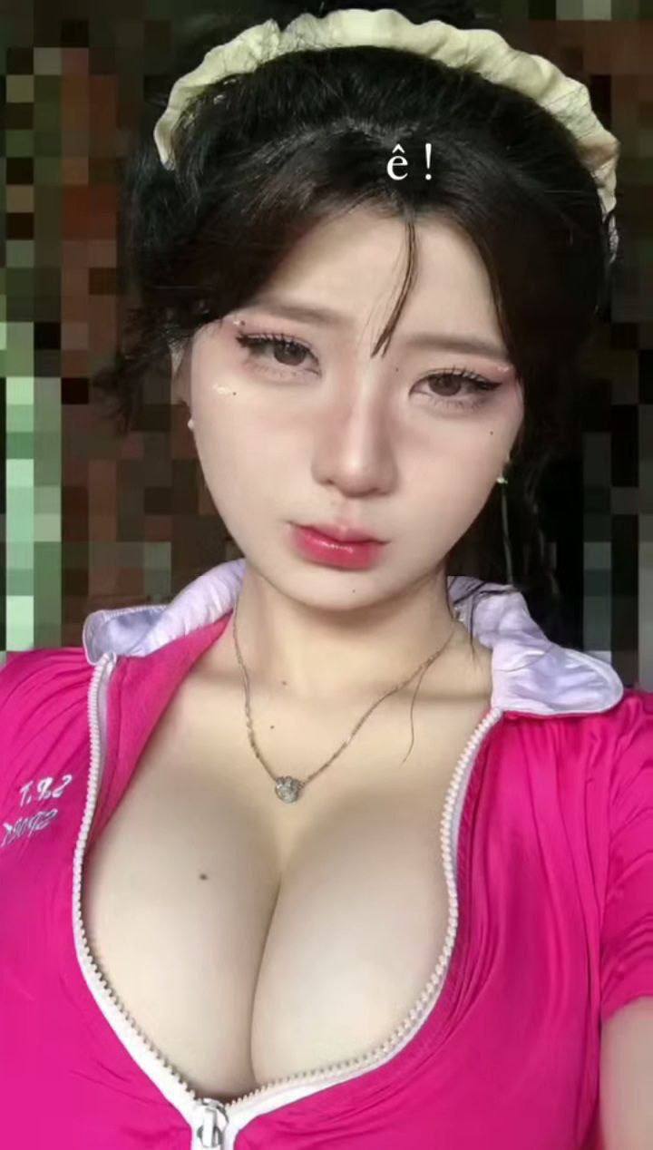 Ông già say rượu mở cửa xe, trực tiếp mở cốp xe trên sàn nhà khách.