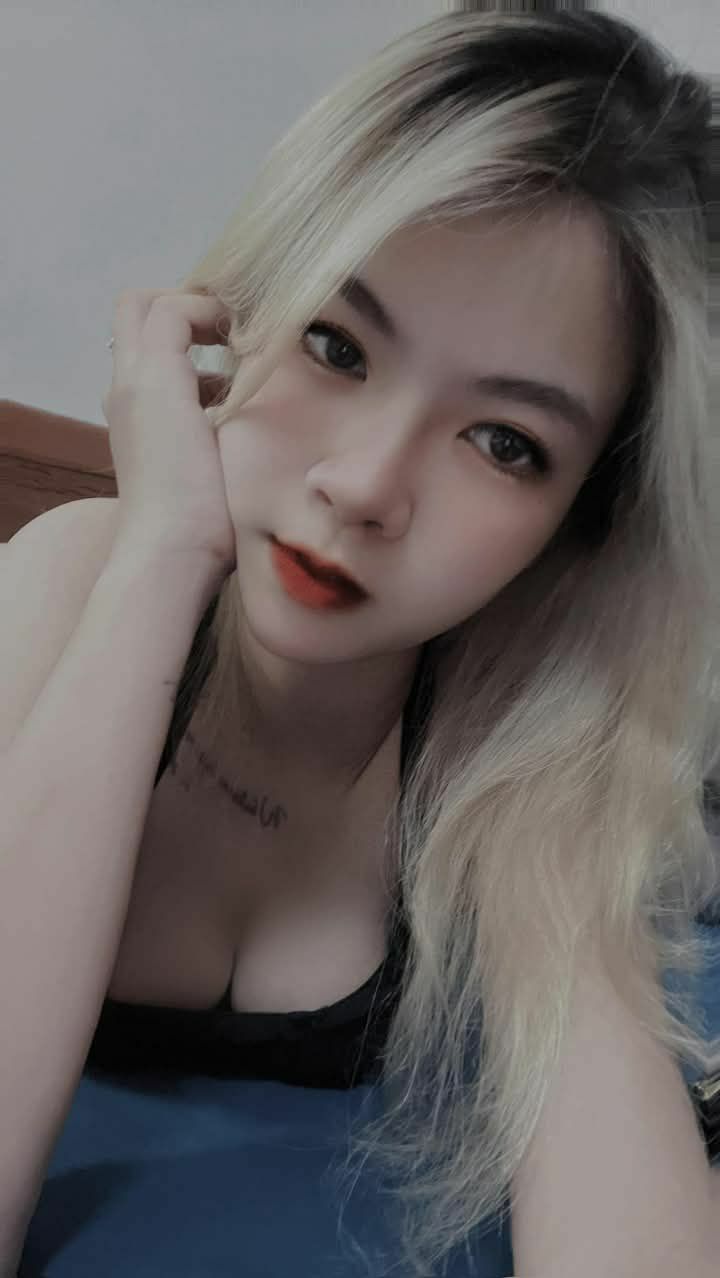 Nữ thần của bạn bị địt sâu vào cổ họng bằng miệng như một cái âm hộ, và nước cùng tinh dịch đã trở thành thứ mỹ phẩm xa xỉ nhất của cô ấy